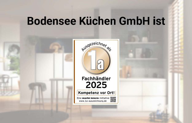 Helle verschwommene Küche. Abbildung der Auszeichnung 1a Fachändler 2025 für Bodensee Küchen.