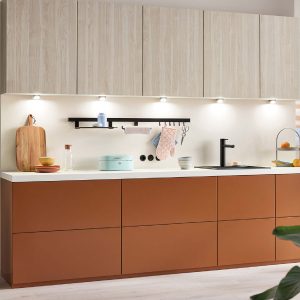 Moderne Küchenrückwand mit Naber Relingsystem und integrierter LUMICA® LED-Unterbaubeleuchtung – funktional, flexibel und stimmungsvoll inszeniert für perfekte Arbeits- und Ambientebeleuchtung