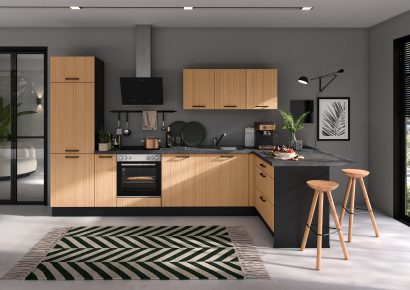 Moderne Burger Küche in Holzoptik mit dunkler Arbeitsplatte und L-Form, ausgestattet mit Backofen, Kochfeld und Bartresen mit Hockern in stilvollem Wohnambiente