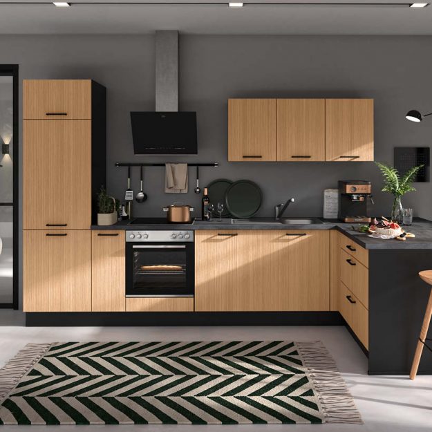 Moderne Küche in natürlicher Holzoptik mit schwarzen Akzenten und klarer Linienführung – funktional, stilvoll und zeitgemäß