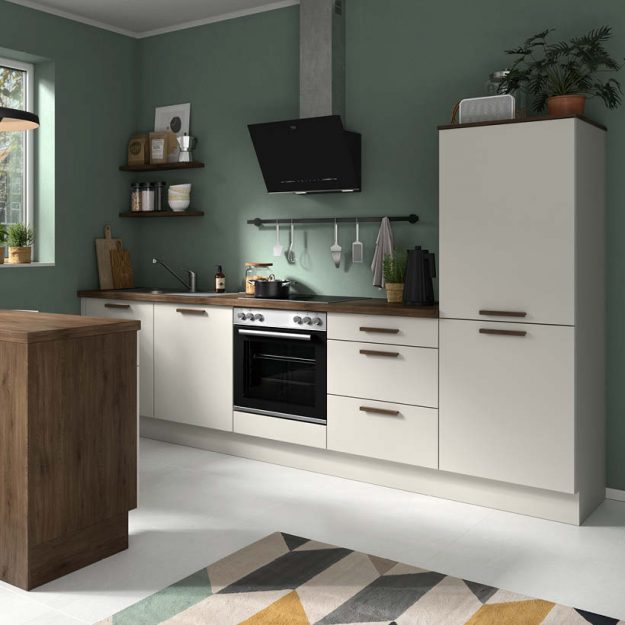 Moderne Küche in sanften Naturtönen mit grüner Wandgestaltung und warmen Holzdetails – harmonisch und wohnlich gestaltet