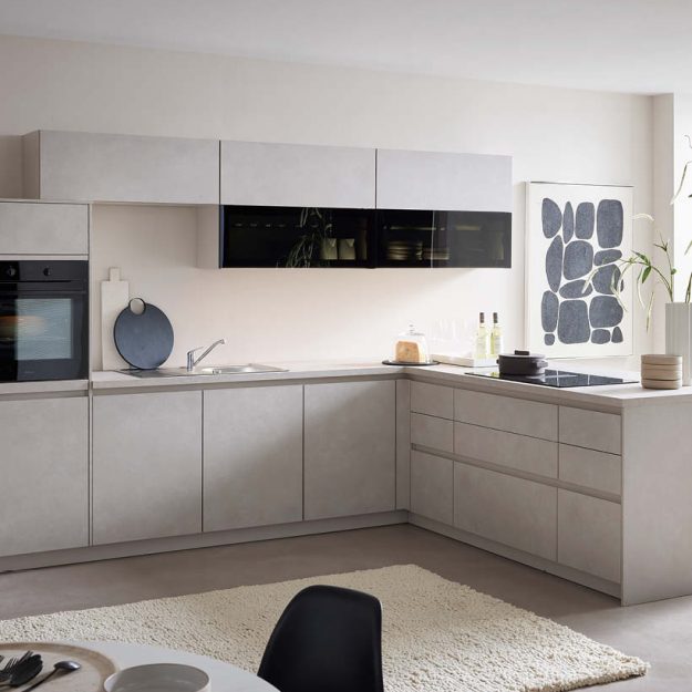 Puristische Designküche in matten Grautönen mit grifflosen Fronten und klarer Architektur – reduziert auf das Wesentliche