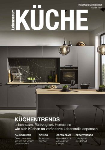 Küchenmagazin Küchenring zeigt Einbauküche mit Kücheninsel, grauen Küchenmöbeln, Backofen und Arbeitsfläche in Holzoptik