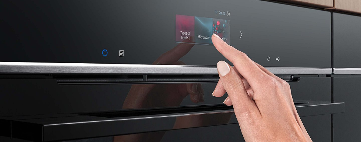 Elegante Siemens Einbaugeräte im puristischen Black-Glass-Design – perfekt integriert in die Küchenfront und ausgestattet mit modernster Technologie für komfortables, vernetztes Kochen.