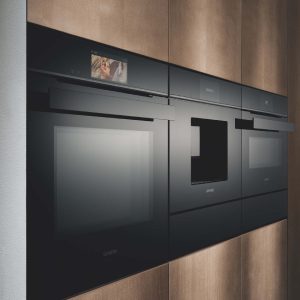 Elegante Siemens Einbaugeräte im puristischen Black-Glass-Design – perfekt integriert in die Küchenfront und ausgestattet mit modernster Technologie für komfortables, vernetztes Kochen.