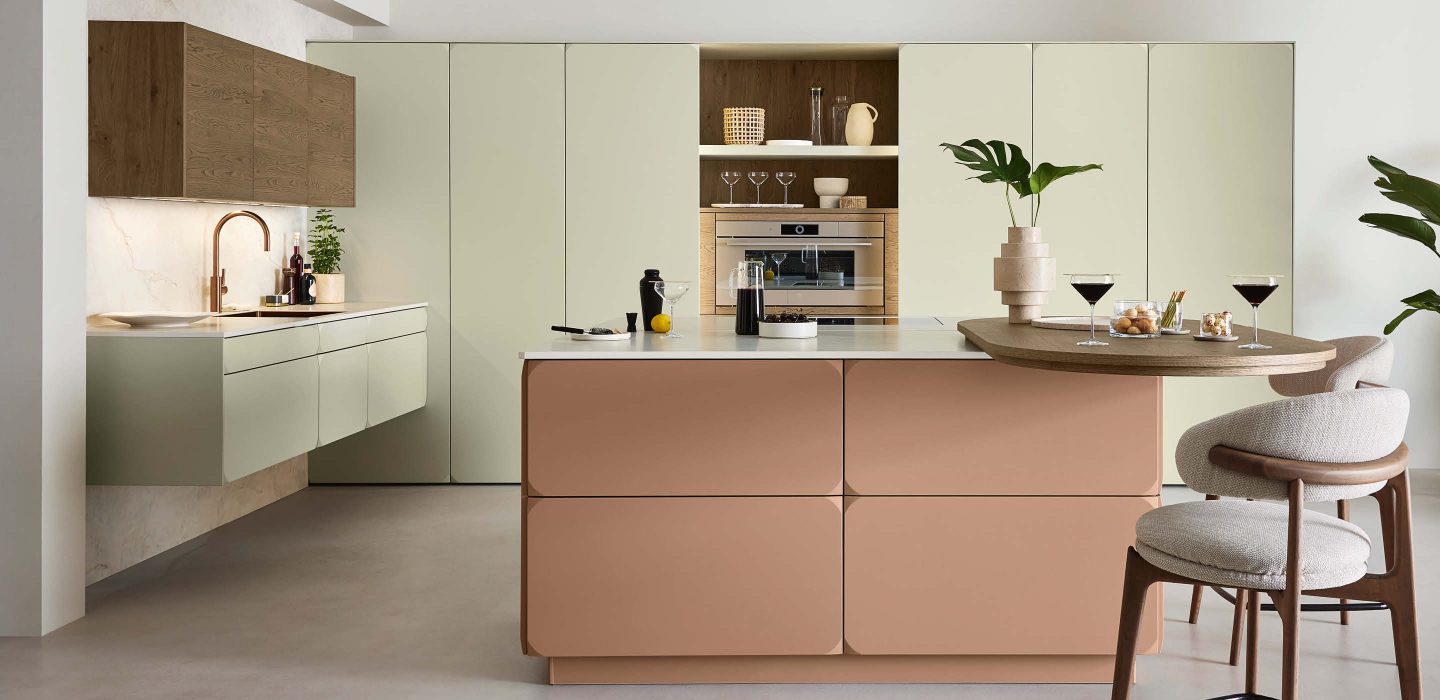 Elegante Ballerina Küche in hellen Naturtönen mit Kochinsel und integriertem Essbereich, stilvoll kombiniert mit Holz- und Designakzenten