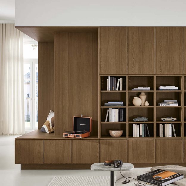 Elegante Wohnwand in warmem Holzdesign mit offenen Regalfächern für Bücher und Dekoration – harmonisch integrierbar in offene Wohnküchen