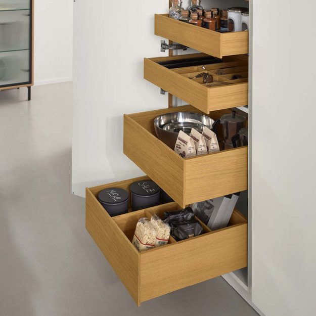 Hochwertige Innenauszüge aus Holz mit durchdachter Organisation für Vorräte, Gewürze und Küchenutensilien“