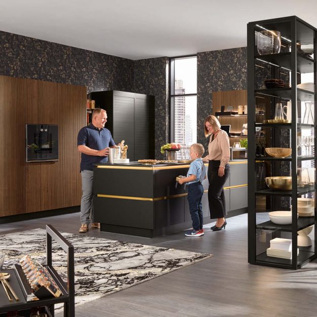 Edle Designküche in dunklen Tönen mit eleganten Goldakzenten und offener Vitrine – modern, luxuriös und ausdrucksstark