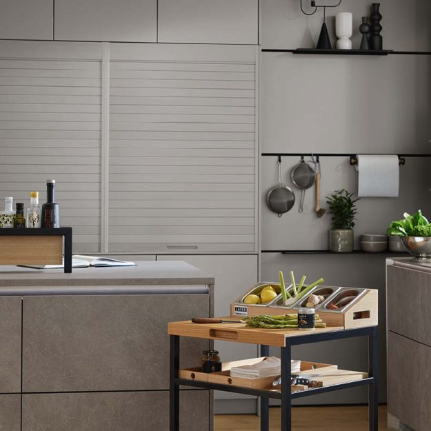 Moderne Küche mit klarer Linienführung und mobilem Servierwagen aus Holz und Metall für flexible Arbeits- und Serviermöglichkeiten