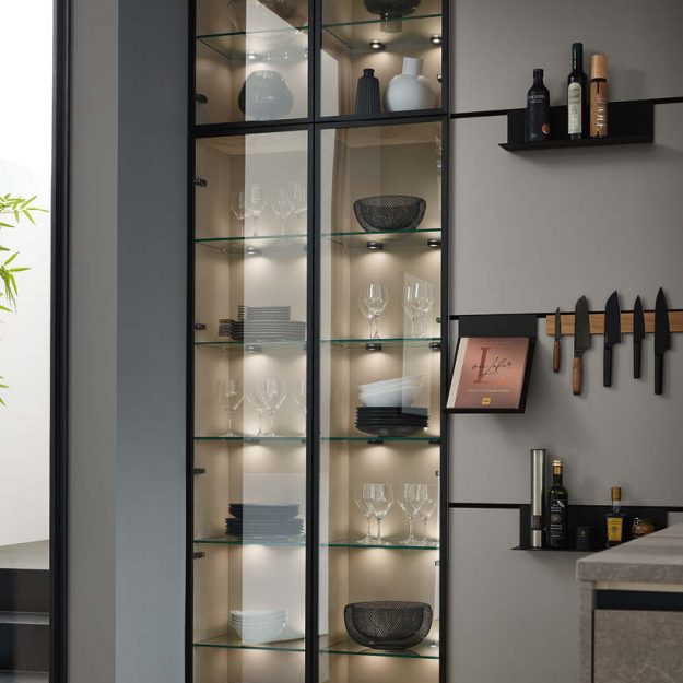 Hochwertige Glasvitrine mit integrierter Beleuchtung zur stilvollen Präsentation von Geschirr und Gläsern in der modernen Küche