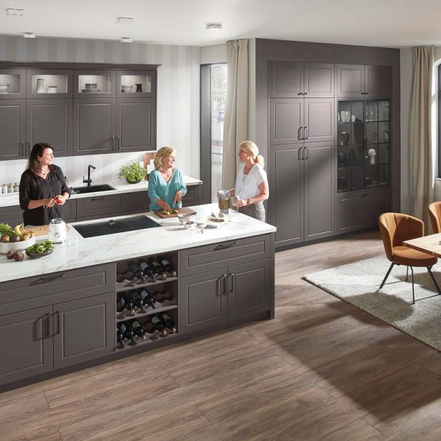 Elegante Landhausküche in modernen Grautönen mit Kochinsel und integriertem Weinregal – ideal für gemeinsames Kochen in stilvoller Atmosphäre