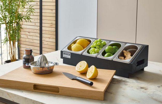 Alt-Text: Küchenmöbel von Ballerina im Küchenstudio Bodensee Küchen Markdorf mit Schneidebrett, Zitruspresse und Zutatenbehältern auf Arbeitsfläche